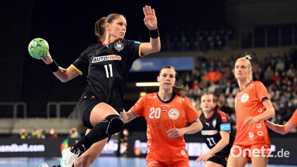 Xenia Smits (l) kommt zum Wurf auf das Tor der Niederländerinnen. Bild: Federico Gambarini/dpa