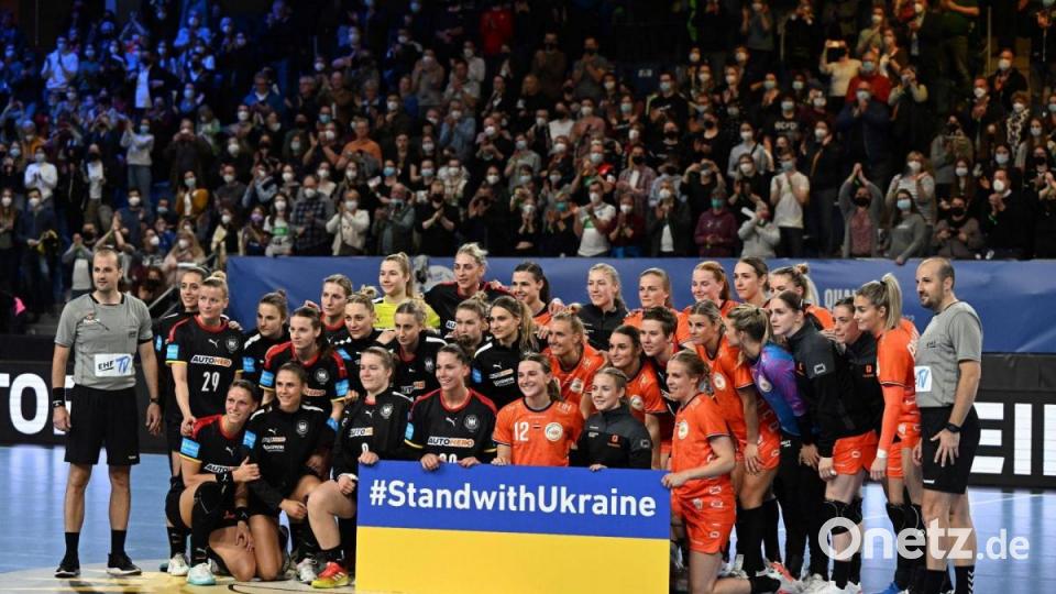 Vor dem Spiel setzten die deutschen und die niederländischen Nationalspielerinnen ein Zeichen der Solidarität mit der Ukraine. Bild: Federico Gambarini/dpa