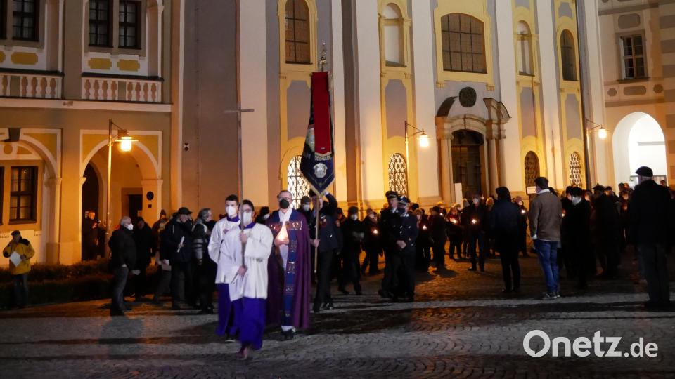 Angeführt von Stadtpfarrer Dr. Thomas Vogl und einer Abordnung der Freiwilligen Feuerwehr Waldsassen mit der Vereinsfahne zogen am Samstag Abend über 300 Bürgerinnen und Bürger mit brennenden Kerzen von der Waldsassener Basilika zur Friedenssäule im Stadtpark Schwanenwiese. Bild: hmr