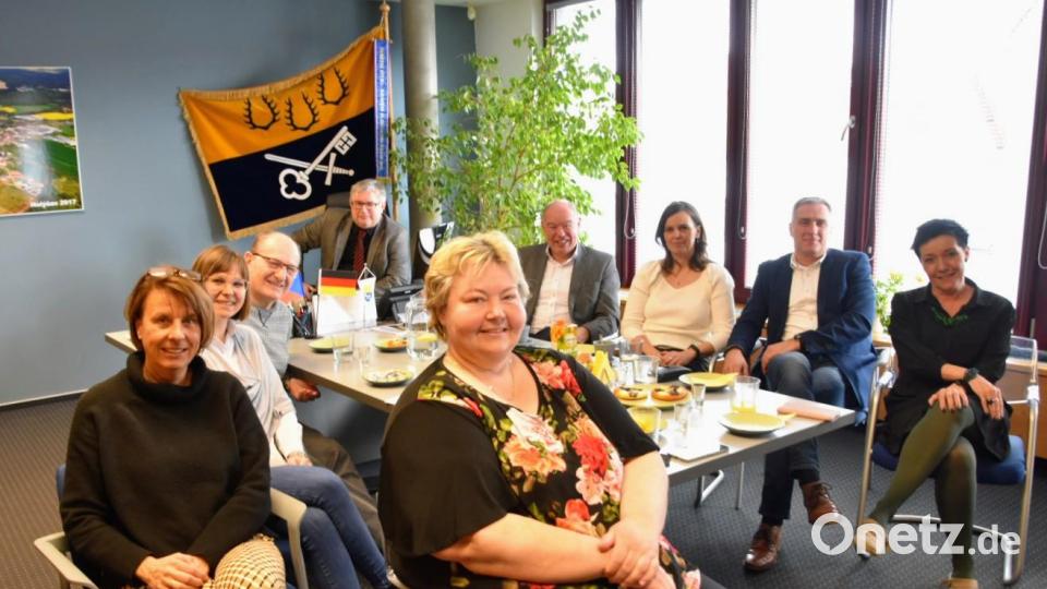 Auf das Jubiläumsfest in Kümmersbruck freuen sich (von links): Stellvertretende Bürgermeisterin Alena Burionova, Zweite Bürgermeisterin Birgit Singer-Grimm, Anja Jäger, 3. Bürgermeister Hubert Blödt, Libor Schröpfer, Bürgermeister Roland Strehl, Eva Cervena, Markus Leitl und stellvertretende Bürgermeisterin Hana Valachoviova. Bild: Birgit Singer-Grimm