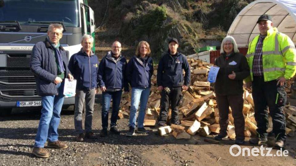 Bei der offiziellen Übergabe der Brennholz-Spende in Mayschoß (von links): Norbert Kersting, der Koordinator des Holz-Transports, die Rotary-Mitglieder Hans Renner, Eberhard Wenge und Ernst Sieber, Marcus Fuhrmann vom Team Katastrophenhilfe vor Ort, die Gemeinderätin aus Mayschoß, Anneliese Baltes, und Transportunternehmer Hubertus Peitz. Bild: Rotary-Club Auerbach/exb