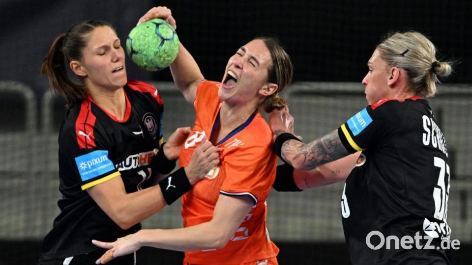 Xenia Smits (l) und Luisa Schulze (r) verteidigen gegen die Niederländerin Lois Abbingh. Bild: Federico Gambarini/dpa