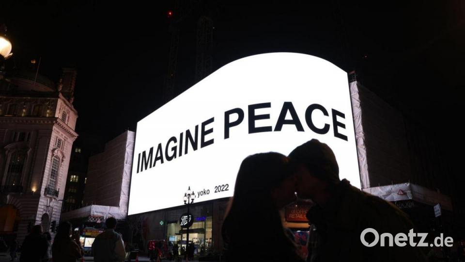 Künstlerin Yoko Ono lässt am Piccadilly Circus in London eine Friedensbotschaft leuchten. Bild: James Manning/PA Wire/dpa