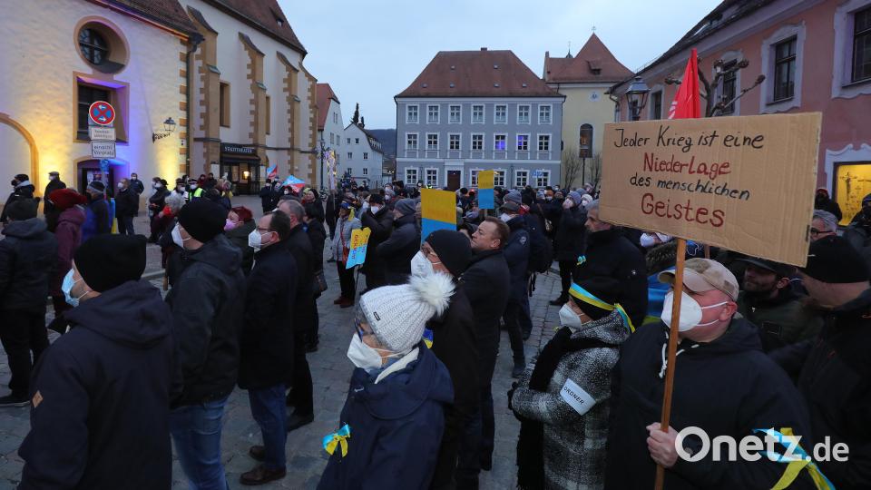Die IG Metall Amberg hat am Sonntag eine Mahnwache als "Zeichen für den Frieden" abgehalten. Neben Horst Ott, dem Ersten Bevollmächtigten der Amberger IG Metall (IGM), sprachen der bayerische Bezirksleiter der IGM, Johann Horn, Pfarrer Joachim von Kölichen von der Paulanergemeinde in Amberg und Oberbürgermeister Michael Cerny. Bild: Wolfgang Steinbacher