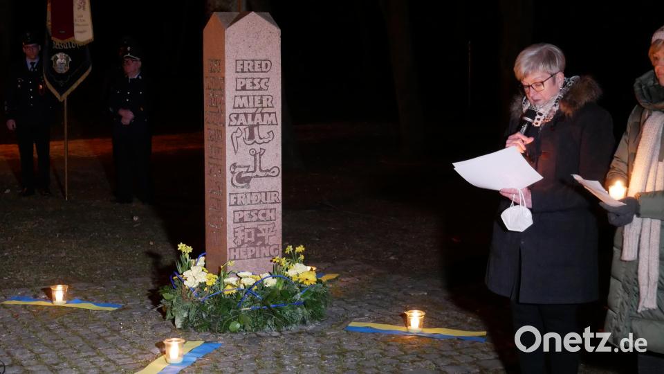 Auch die Freiwillige Feuerwehr Waldsassen (links im Bild) nahm nach ihrem Gedenkgottesdienst mit einer Fahnenabordnung an der Lichterprozession teil. Bild: hmr