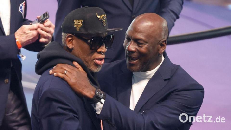 Die NBA-Legenden Dennis Rodman (l) und Michael Jordan schauten sich das All Star Game an. Bild: Ron Schwane/AP/dpa