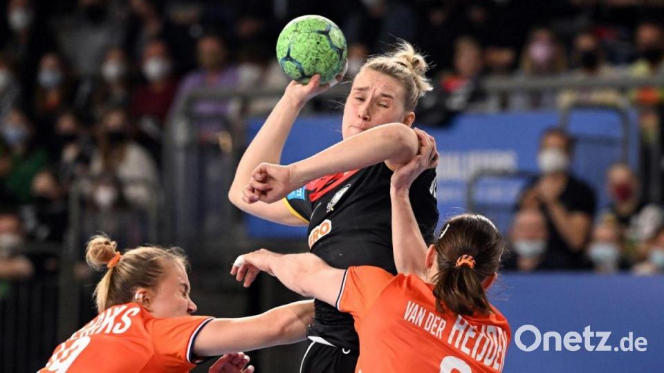 Die Niederländerinnen verteidigen am Wurfkreis gegen Lena Degenhardt (M). Bild: Federico Gambarini/dpa