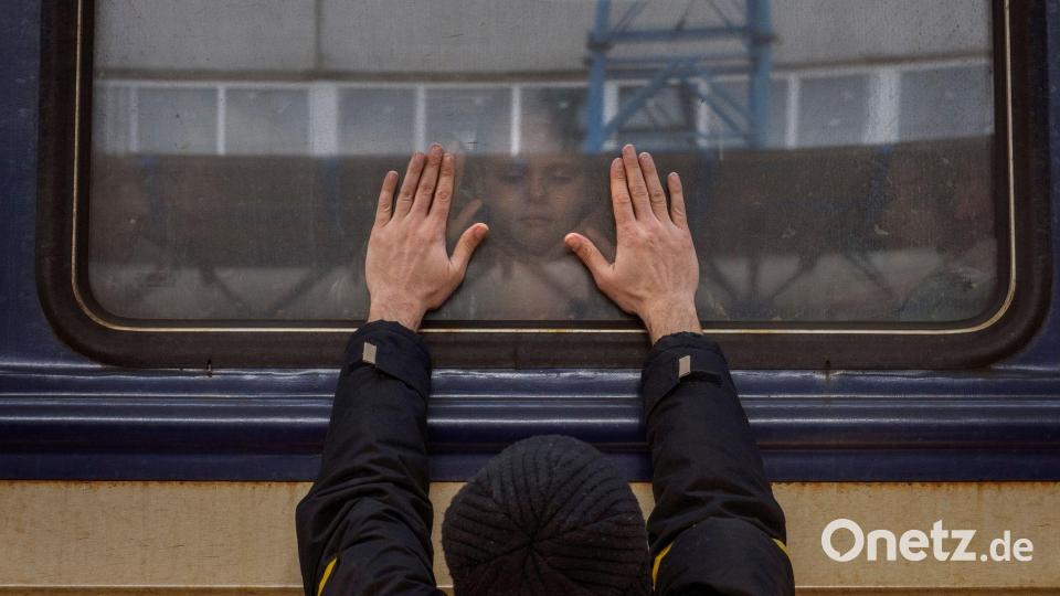 Aleksander verabschiedet sich von seiner fünfjährigen Tochter Anna, die mit ihrer Mutter aus der Ukraine flieht. Der Vater bleibt zurück, um im Krieg zu kämpfen. Bild: Emilio Morenatti/AP/dpa