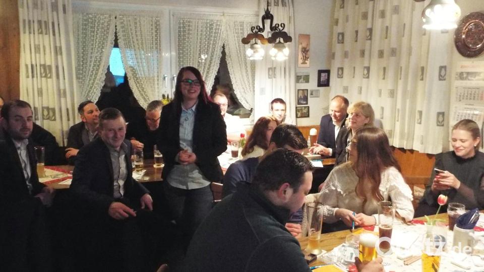 Iris König sagt (stehend) ja bei der Versammlung Bild: e