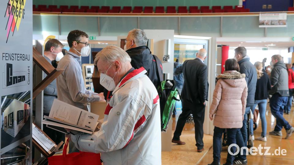 Die Baumesse rund um die Themen Sanieren, Renovieren und Wohnen hat am Wochenende zahlreiche Menschen ins ACC in Amberg gelockt. Bild: Wolfgang Steinbacher