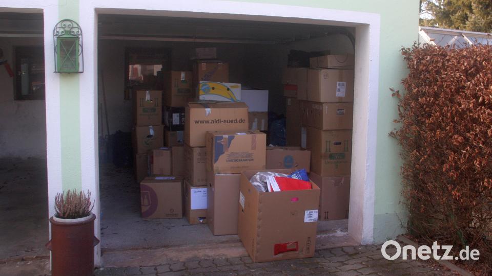 In der Garage von Angelika Würner stapeln sich die Kartons. Von hier werden die Hilfsgüter zur &quot;Go-Church&quot;-Sammelstelle in Schwarzenbach am Wald gebracht, von dort geht es weiter an die ukrainische Grenze. Bild: wro