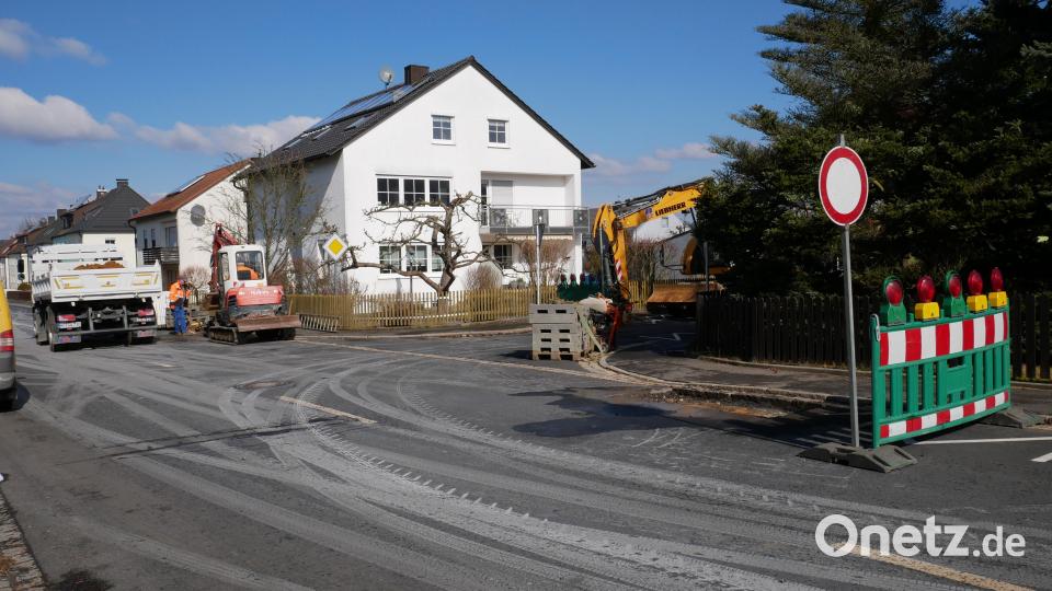 Erste Maßnahme bei den wieder aufgenommenen Wasserleitungsbauarbeiten ist die Auswechslung eines Schieberkreuzes an der Abzweigung zur Josef-Hierl-Straße. Diese Einfahrt ist deshalb nicht benutzbar. Bild: hmr