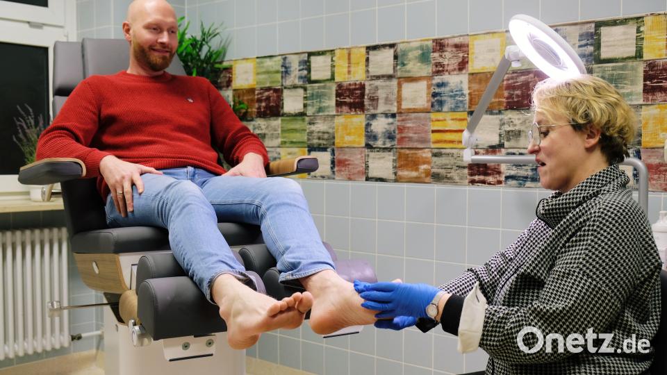 Demonstrativ ließ sich Vitalpark-Geschäftsführer Michael Dromann als erster "Patient" im Rahmen der Eröffnungsfeier der neuen Praxis von Podologin Monika Diertl seine Füße pflegen. Bild: do