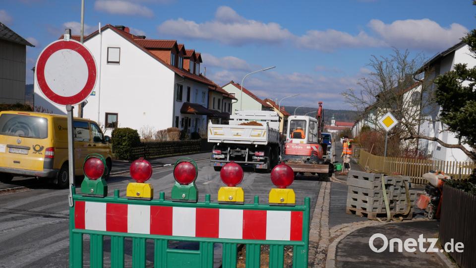 Die Wasserleitungsbauarbeiten in der Pfaffenreuther Straße in Waldsassen haben nach dem Ende der Winterpause am Montag wieder begonnen. Der Durchgangsverkehr in und aus Richtung Pfaffenreuth wird über Mitterteich umgeleitet. Bild: hmr