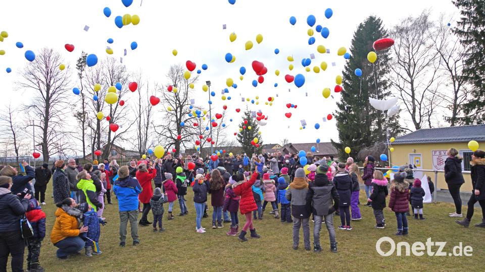 400 Waldthurner Friedensballons steigen in den Himmel. Bild: fvo