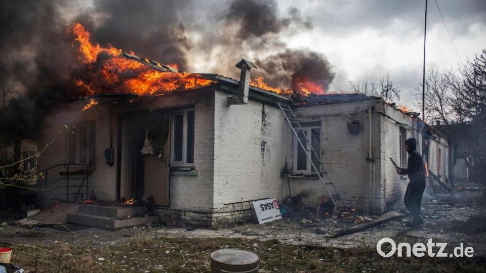 In der ukrainischen Stadt Irpin westlich von Kiew brennt nach Kämpfen zwischen russischen und ukrainischen Truppen ein Haus. Bild: Oleksandr Ratushniak/AP/dpa