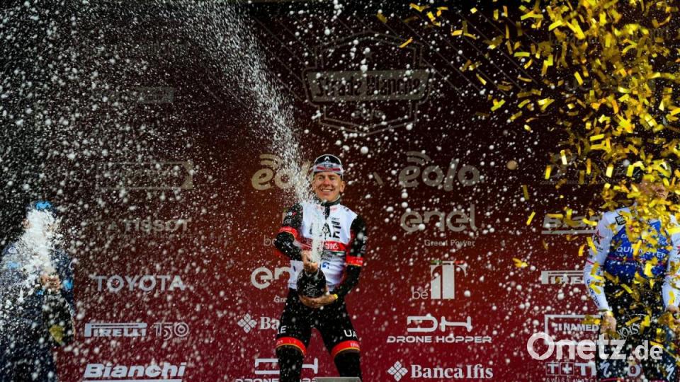 Tadej Pogacar aus Slowenien vom UAE Team Emirates feiert seien Sieg im Radsport bei der UCI WorldTour. Bild: Gian Mattia D'alberto/LaPresse/AP/dpa