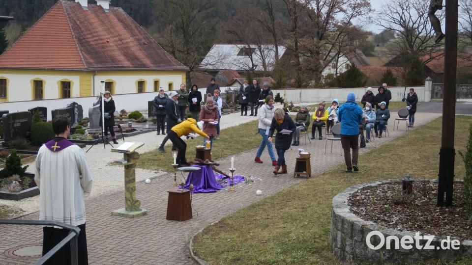 Andacht für den Frieden unter freiem Himmel. Bild: Christine Schwarz/exb
