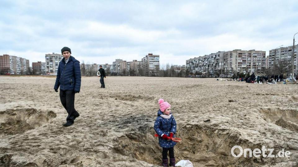 In Saporischschja im Süden der Ukraine, nahe dem größten Atomkraftwerk Europas, füllen Anwohner Sandsäcke, um einen Kontrollpunkt zu errichten. Ein kleines Mädchen hilft. Bild: -/Ukrinform/dpa