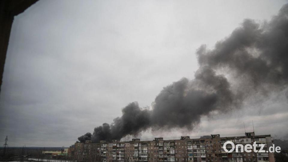 Rauch steigt auf nach dem Beschuss durch russische Streitkräfte in Mariupol. Bild: Evgeniy Maloletka/AP/dpa
