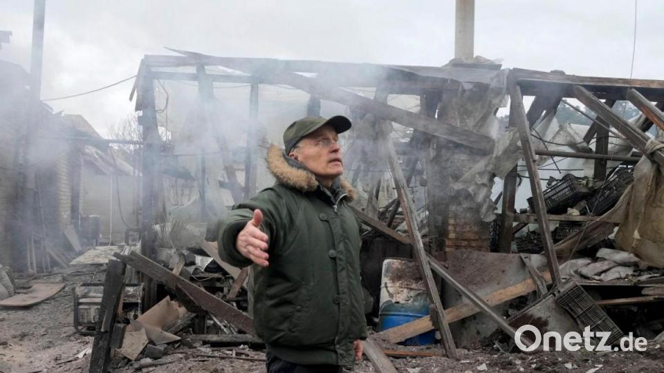 Ein Mann steht neben einem durch russischen Artilleriebeschuss zerstörten Haus in der Nähe Kiews. Bild: Efrem Lukatsky/AP/dpa