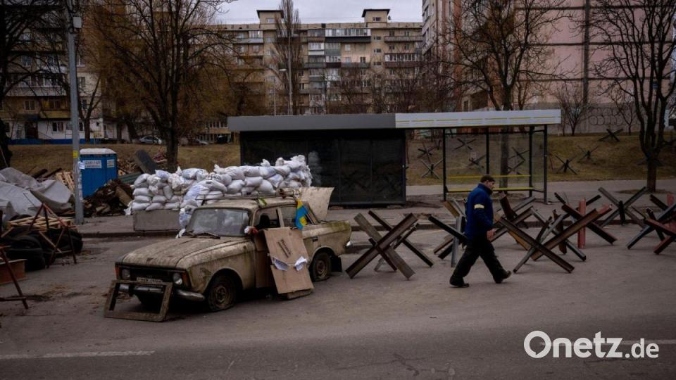 Kontrollpunkt an einer Straße in Kiew. Die Nacht war in der Hauptstadt relativ ruhig. Nach ukrainischer Darstellung versucht die russische Seite, Kiew und Charkiw zu umzingeln. Bild: Emilio Morenatti/AP/dpa