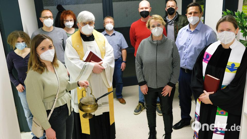 Den kirchlichen Segen erteilten Pfarrerin Anne Utz und Stadtpfarrer Thomas Jeschner. Auch Bürgermeister Marcus Gradl gratulierte. Bild: do