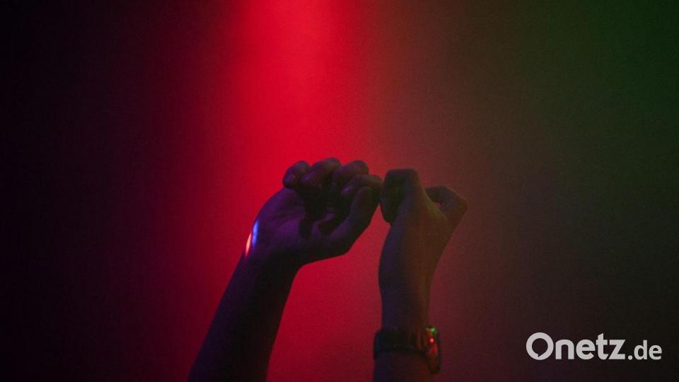 Seit gestern dürfen Nachtschwärmer wieder in Clubs tanzen - dort gilt ab sofort die 2G-Plus-Regel. Bild: Sebastian Gollnow/dpa