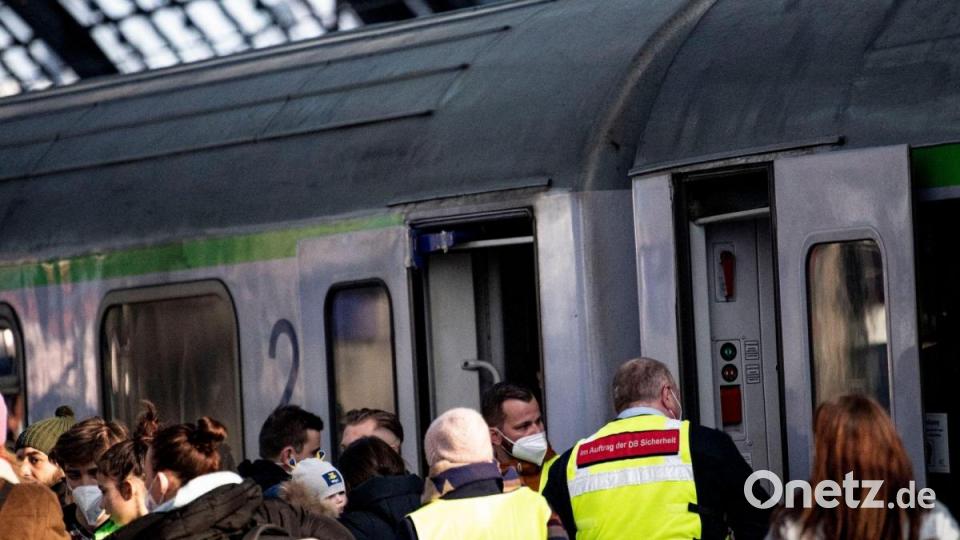 Menschen, die aus dem Krieg in der Ukraine geflohen sind, kommen am Hauptbahnhof in Berlin an. Bild: Fabian Sommer/dpa