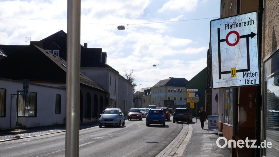 Bereits in der Egerer Straße in Waldsassen weist die Beschilderung auf die Umleitungsstrecke über Mitterteich hin. Bild: hmr