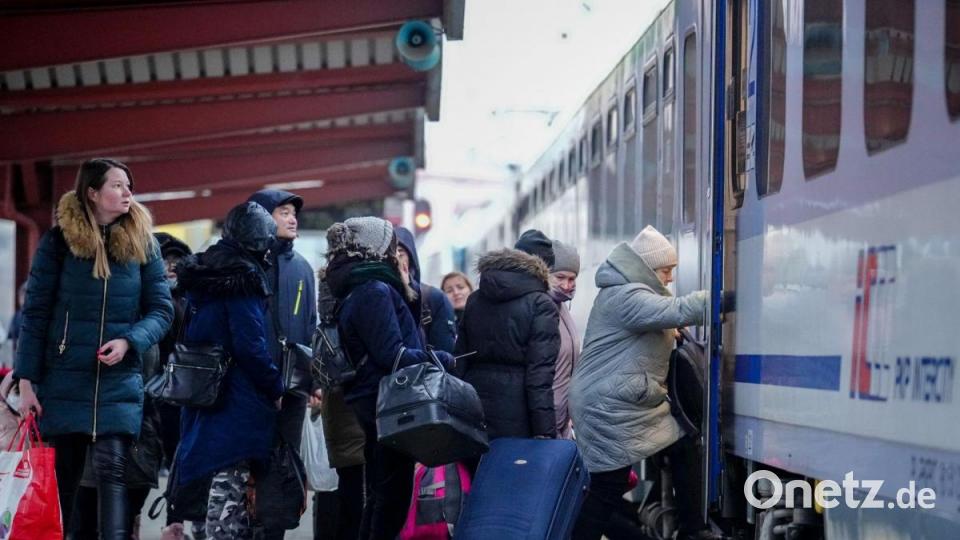 Geflüchtete aus der Ukraine steigen am Bahnhof von Przemysl in der Nähe der ukrainisch-polnischen Grenze in den Zug nach Berlin. Bild: Kay Nietfeld/dpa