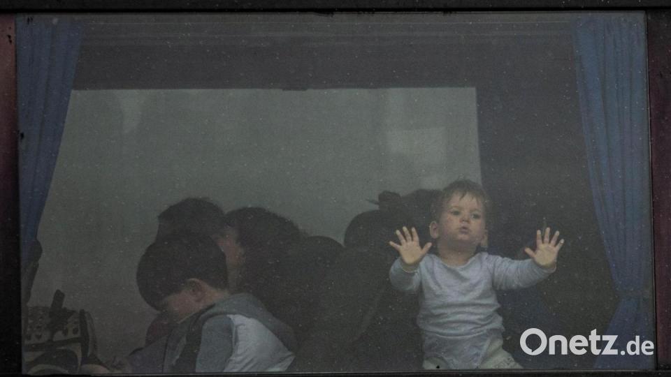 Ein Kind steht im Fenster eines Busses, der am Grenzübergang Porubne in der Westukraine auf die Überfahrt nach Rumänien wartet. Bild: Lorena Sopêna/EUROPA PRESS/dpa