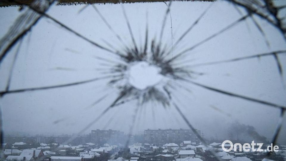 Blick aus einem durch Granatenbeschuss zerbrochenen Krankenhausfenster auf Mariupol. Bild: Evgeniy Maloletka/AP/dpa