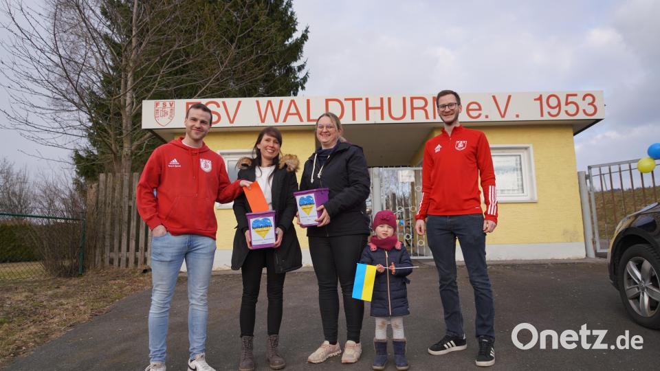 Waldthurner Fußballer Simon Bauer (links) und Matthias Schön (rechts) plündern spontan ihre Mannschaftskassen und spenden 100 Euro. Die beiden Initiatorinnen Steffi Weig (Zweite von links) und Vanessa Ertl (Mitte) freuen sich über die Unterstützung der Kicker. Bild: fvo
