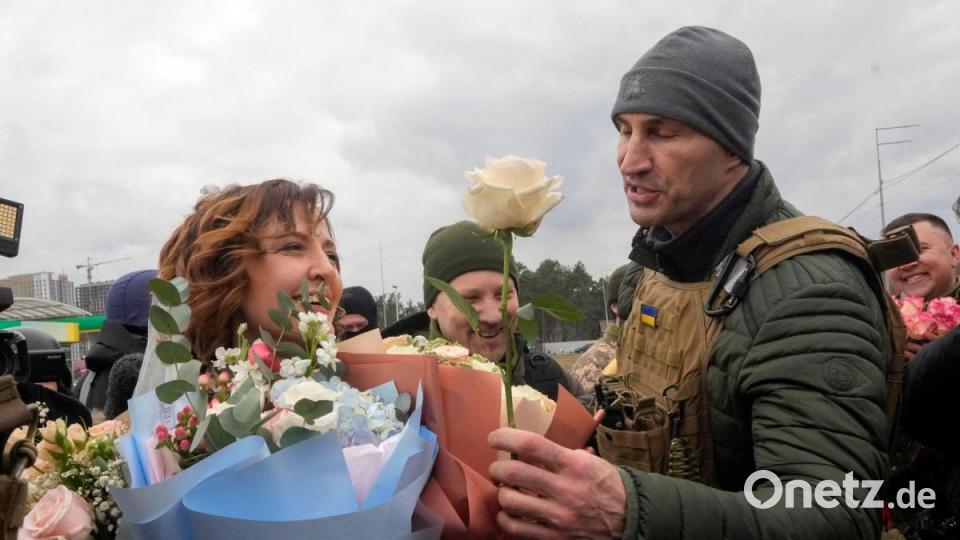 Kiews Bürgermeister Wladimir Klitschko gratuliert frisch verheirateten Mitgliedern der ukrainischen Territorialen Verteidigungskräfte nach einer Hochzeitszeremonie an einem Kontrollpunkt. Bild: Efrem Lukatsky/AP/dpa