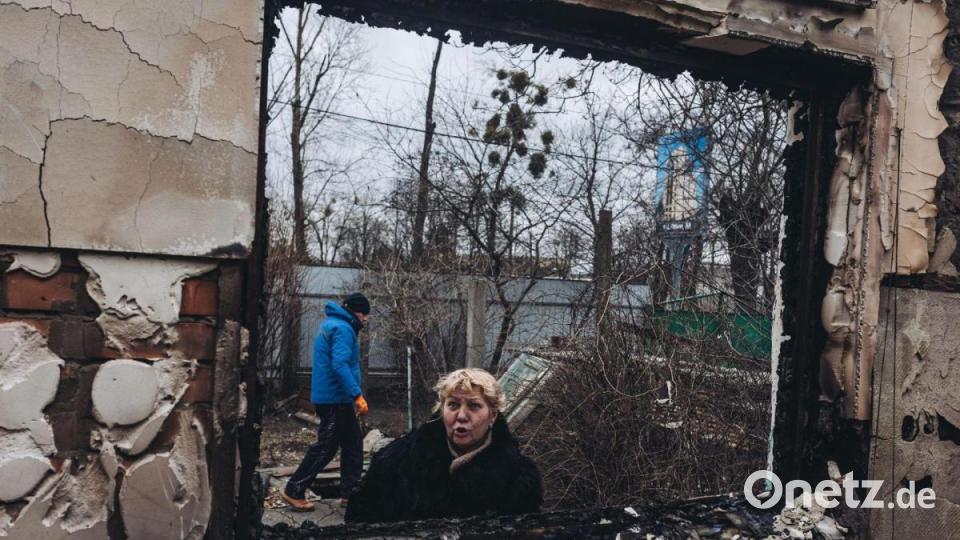 Eine Frau steht vor ihrem durch Bomben zerstörten Haus in Irpin. Bild: Diego Herrera/EUROPA PRESS/dpa