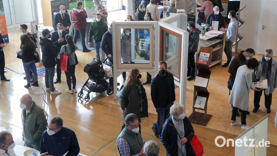Die Baumesse rund um die Themen Sanieren, Renovieren und Wohnen hat am Wochenende zahlreiche Menschen ins ACC in Amberg gelockt. Bild: Wolfgang Steinbacher