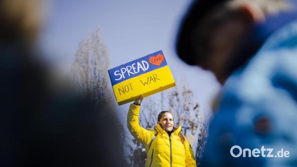 Eine Frau nimmt in Zürich an einer Demonstration gegen den russischen Einmarsch in die Ukraine teil. Bild: Michael Buholzer/KEYSTONE/dpa