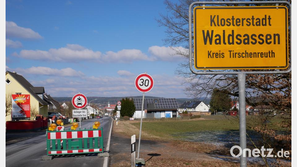 Zwischen der Verbindungsstraße zum Wirtsberg und dem Ortseingang von Waldsassen ist die Pfaffenreuther Straße nur für die Anlieger bis zur Baustelle frei, wobei die Einfahrt in die Josef-Hierl-Straße wegen der dortigen Bauarbeiten nicht genutzt werden kann. Bild: hmr