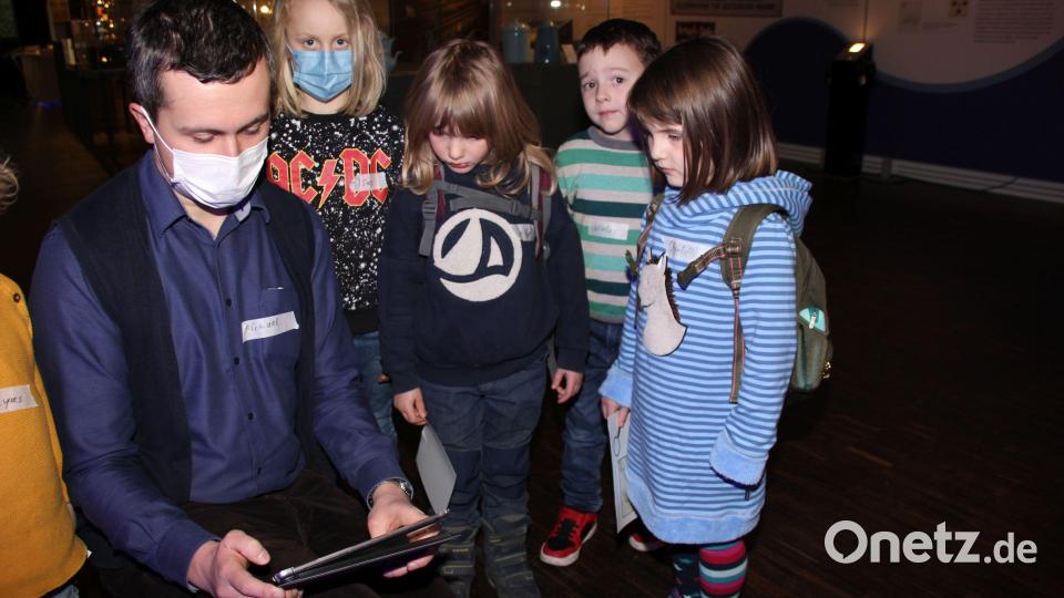 Micheal Herzog zeigte den Kindern eine Videoaufnahme, die Einblick in die damalige Produktion des Emailgeschirrs gibt. Bild: ads