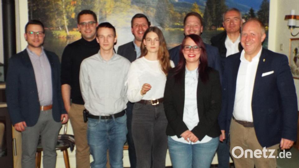 In Schnaittenbach gründet sich ein Ortsverband der Jungen Union, an dessen Spitze Iris König (vorn, Zweite von rechts). Einer der ersten Gratulanten ist Bürgermeister Marcus Eichenmüller (vorn, rechts). Bild: e