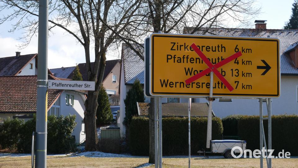 Am Beginn der Pfaffenreuther Straße beim Festplatz ist die Sperrung in Richtung Pfaffenreuth erkennbar. Bild: hmr