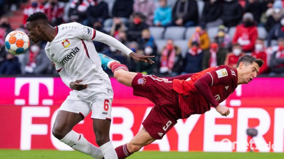 Robert Lewandowsky vom Bayern München und Odilon Kossounou von Leverkusen kämpfen mit vollem Körpereinsatz um den Ball. Bild: Sven Hoppe/dpa