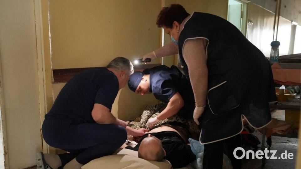 Seit fünf Tagen hat Mariupol nach Angaben des Bürgermeisters keinen Strom mehr - das erschwert auch die Versorgung der vielen Verletzten. Bild: Evgeniy Maloletka/AP/dpa