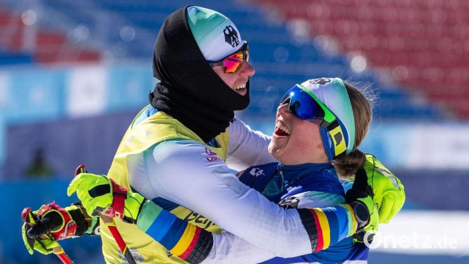 Die sehbehinderte Biathletin Linn Kazmaier aus Deutschland jubelt mit ihrem Guide Florian Baumann über die Silbermedaille im Rennen über 6 Kilometer. Bild: Jens Büttner/dpa-Zentralbild/dpa