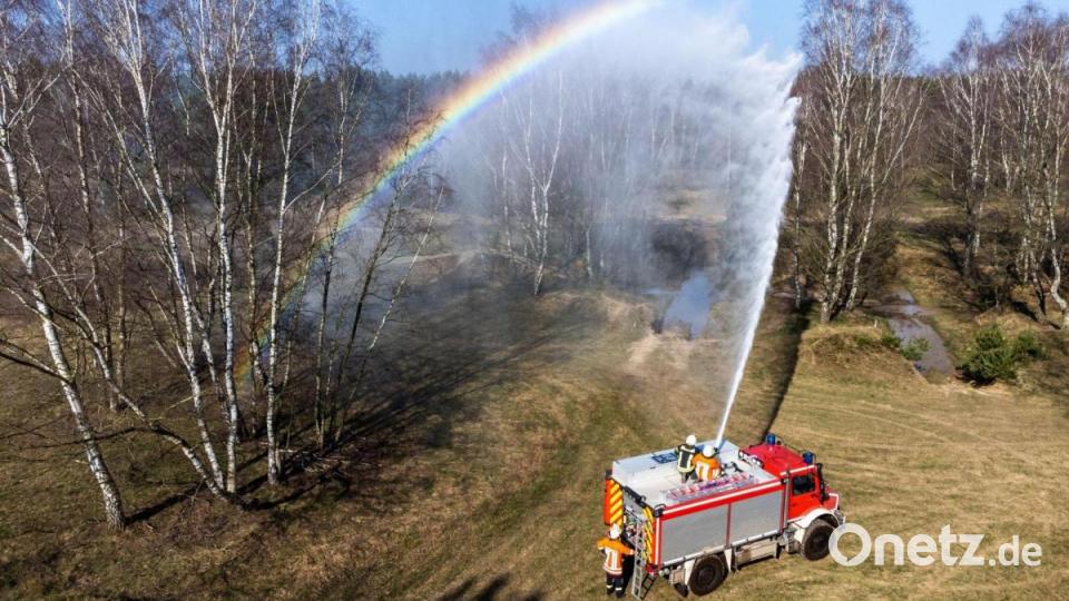 Ein Tanklöschfahrzeug im niedersächsischen Eydelstedt kann nicht nur Waldbrände löschen - sondern auch einen tollen Regenbogen erzeugen. Bild: Lino Mirgeler/dpa
