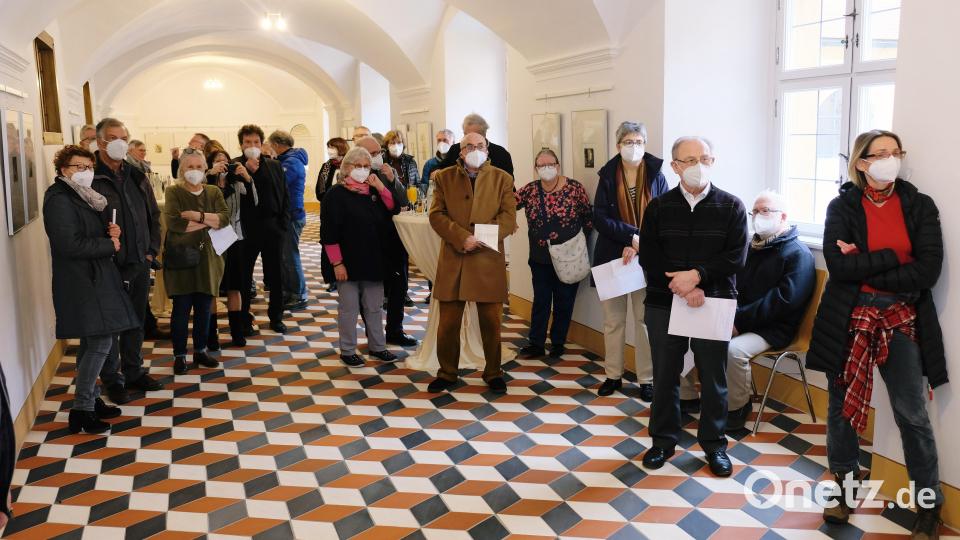 Schon bei der Vernissage interessierten sich zahlreiche Besucher für die Ausstellung Bild: do