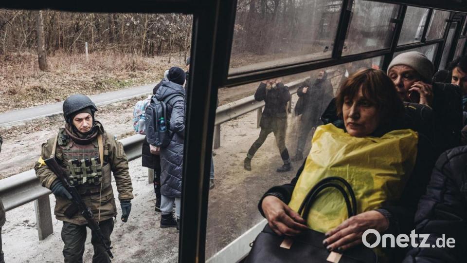Mehrere Menschen werden in einem Bus aus der ukrainischen Stadt Irpin gebracht. Bild: Diego Herrera/EUROPA PRESS/dpa