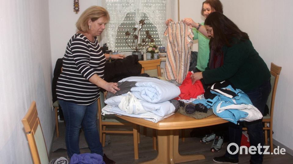 Angelika Würner (links) hat unter dem Dach von „Go Church“ eine Hilfsaktion gestartet, unterstützt wird sie – wie etwa hier beim Sortieren von gespendeter Kleidung – von einer Reihe an ehrenamtlichen Helfern. Bild: wro
