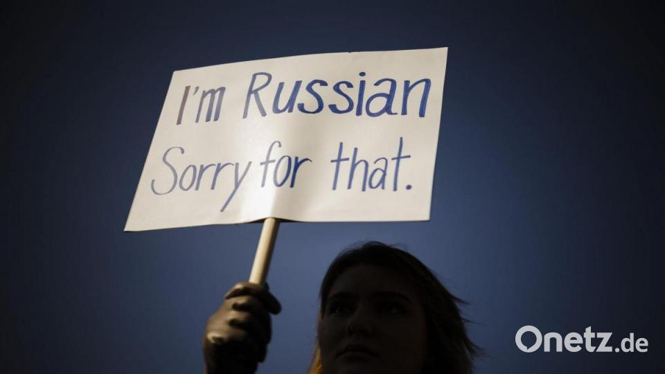 Eine Russin hält ein Plakat mit ihrer Botschaft bei einer Demonstration in Zürich gegen den russischen Einmarsch in der Ukraine. Bild: Michael Buholzer/KEYSTONE/dpa
